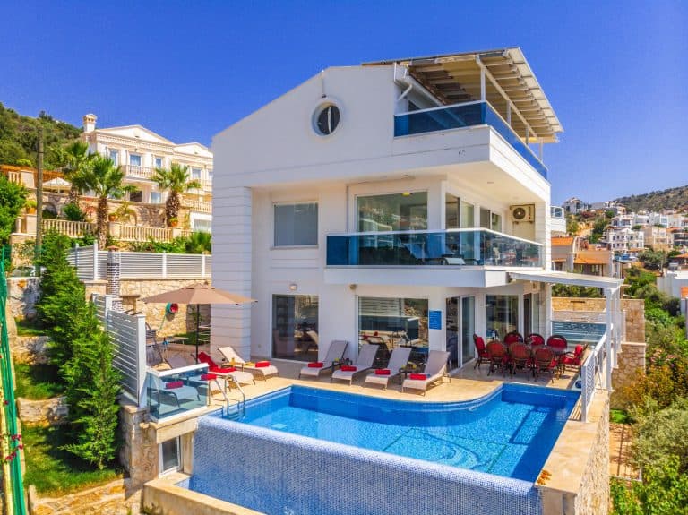 Villa Everes for holiday rental by shoreline turkey