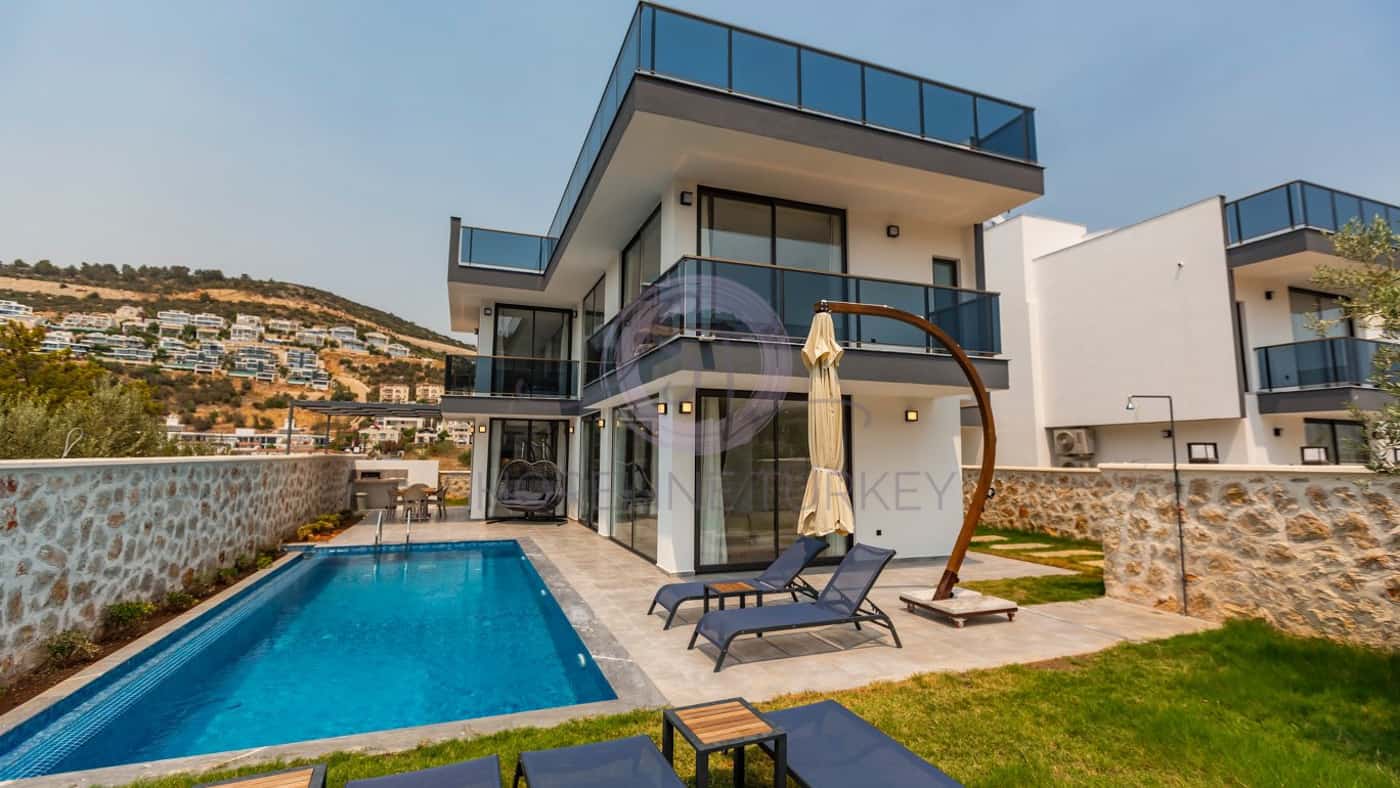 Villa Lipsos for holiday rental by shoreline turkey